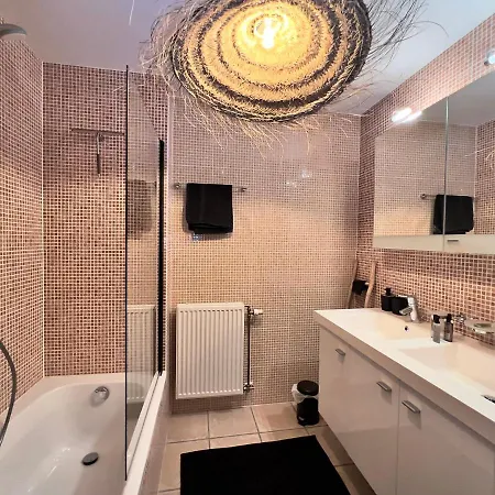 Au Travers Du Hublot *